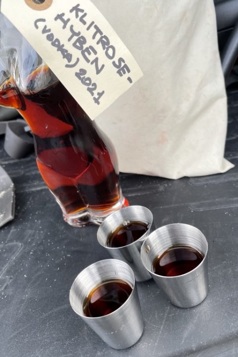 Hjemmelavet kryddersnaps ved morgensamlingen