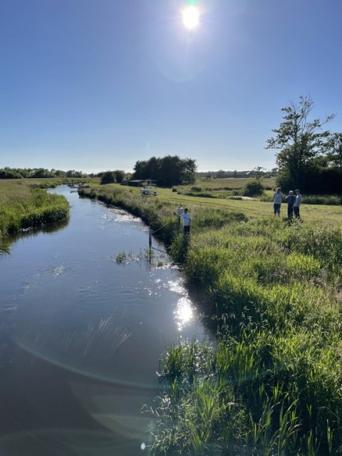 Anders viser kort fiskeriets udførsel ved broen - 